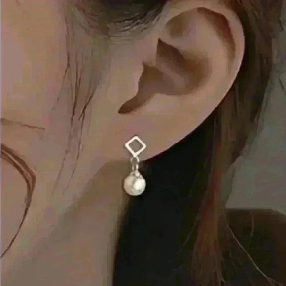 Elegant Mini Faux Pearl Stud Earrings - Picture 2 of 4